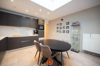 <br />Deze woning onderging in <strong>2022 </strong>van kop tot teen een <strong>totale renovatie.</strong><br />Achter deze crepi gevel schuilt een verrassend ruime woning, vooraan is er een eerste ruimte die dienst kan doen als <strong>bureau, speelkamer </strong>of eventueel <strong>gelijkvloerse slaapkamer</strong>.<br /><br />Verder is er een afzonderlijk toilet, zeer ruime berg en wasruimte.<br /><br />Achteraan de woning is er de open geïnstalleerde keuken voorzien van alle toestellen. Door de<strong> koepel en groot schuifraam</strong> is er veel natuurlijk daglicht in de woonkamer en keuken.<br /><br />Op de <strong>eerste verdieping</strong> is er nog een afzonderlijk toilet, badkamer uitgerust met<strong> inloopdouche en ligbad</strong> en de eerste slaapkamer. <br />De <strong>tweede verdieping</strong> telt nog twee slaapkamers.<br /><br />De woning is volledig uitgerust met centrale verwarming op aardgas en voldoet uiteraard aan de laatste normen.<br /><br />Kortom, een toffe trendy woning die klaar is voor direct gebruik!<br /><br /><strong>PLUSPUNTEN:</strong><br />- totaal renovatie<br />- 4 kamers<br />- elektriciteit conform<br />- epc B<br /><br />Elk bod hoger dan €229.000 zal ter kennis worden gebracht van de verkopers en is onderworpen aan hun uitdrukkelijke aanvaarding. De richtprijs bedraagt €249.000.<br /><br />Graag meer info of een bezoek? Kimoura helpt je graag verder op 0470 86 65 08 - kimoura@immolietaer.be<br /><br />Meer info en ons volledig aanbod op www.immolietaer.be