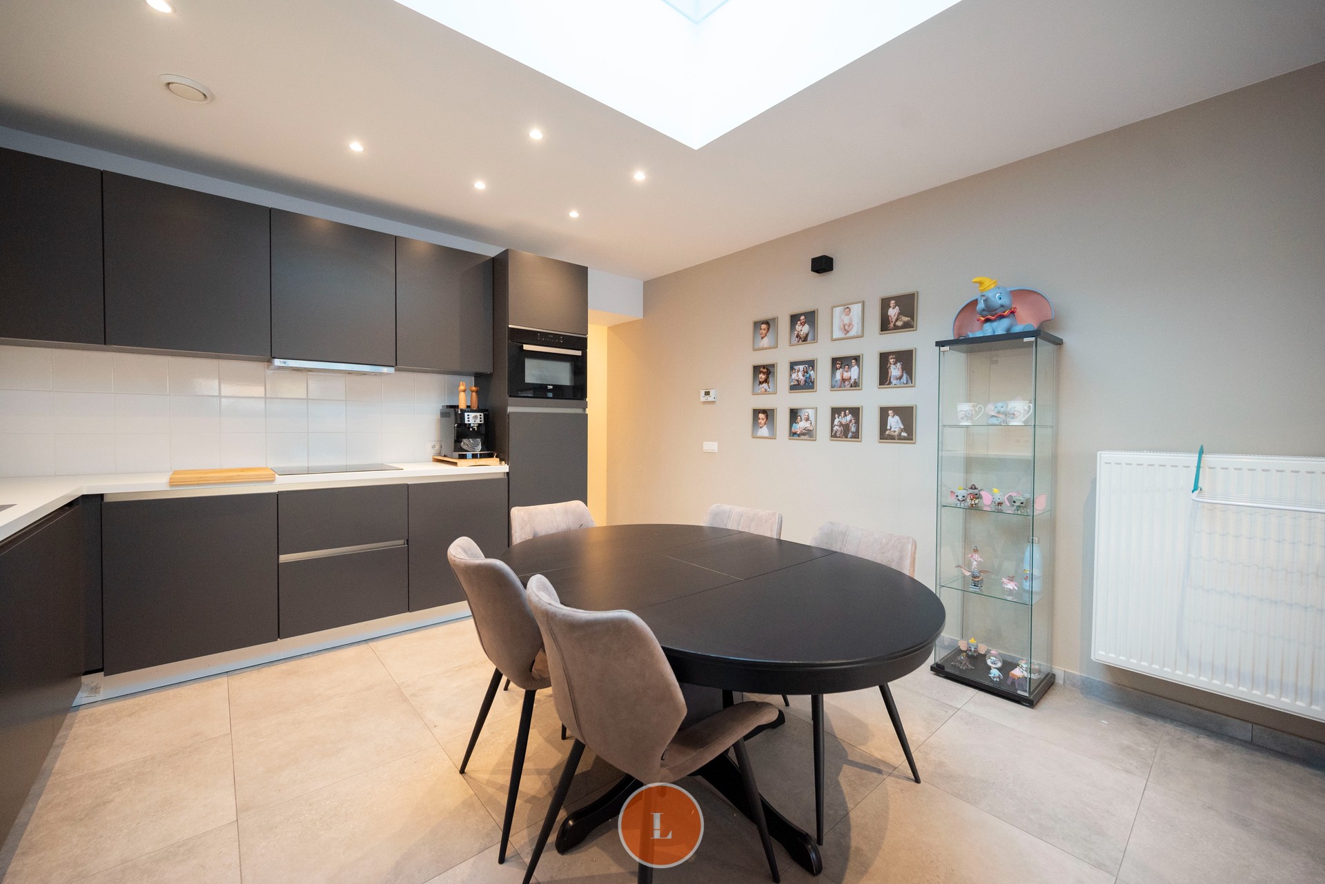 Totaal gerenoveerde gezinswoning met 4 kamers. - foto 2