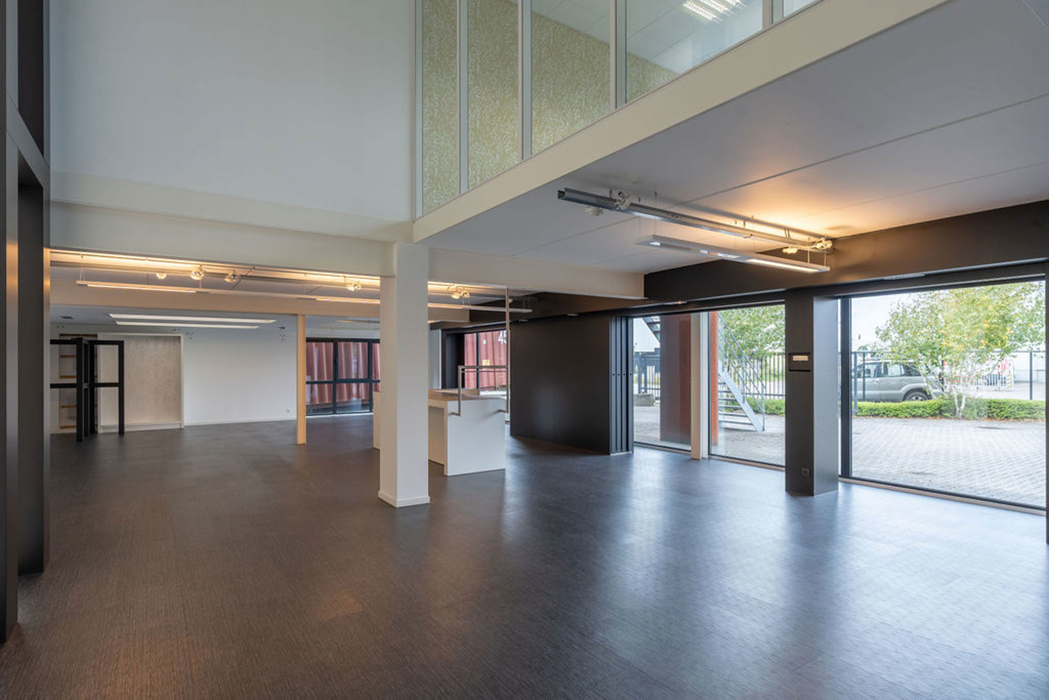 Moderne en lichte showroom op strategische locatie - foto 5