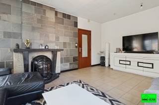 +++ Ijzerenwegstraat 11, 9473 Welle +++<br /><br />Ruime 3-gevelwoning met veel potentieel, rustig gelegen in een doodlopende straat in een groene omgeving te Welle. Deze woning combineert rust, ruimte en een goede bereikbaarheid. Dankzij de gunstige ligging geniet u van een vlotte verbinding richting Aalst en Brussel, terwijl het station zich in de nabije omgeving bevindt. Met een mobiscore van 8,0/10 woont u hier rustig en toch vlot bereikbaar.<br /><br />Bij het betreden van de woning komt u in de inkomhal die toegang geeft tot de verschillende leefruimtes. Aansluitend bevindt zich de eetkamer, die overgaat in de woonkamer en de keuken. Daarnaast beschikt de woning over een tweede, ruime leefruimte die reeds werd gerenoveerd en geniet van een aangenaam zicht op de tuin en veel lichtinval.<br /><br />Op het gelijkvloers bevindt zich ook een slaapkamer of gastenkamer met aansluitende badkamer, ideaal voor wie gelijkvloers wil wonen. Verder is er een praktische bergkelder.<br /><br />Op de eerste verdieping bevinden zich twee slaapkamers met een dressing of kinder-/bureauruimte.<br /><br />De zolder, bereikbaar via een vaste trap, werd ingericht als extra slaapkamer met eigen badkamer (douche en toilet), ideaal als master bedroom.<br /><br /><strong><em>Elektriciteit conform. Zonnepanelen, thuisbatterij en warmtepomp aanwezig.</em></strong><br /><br />Info of bezoek: 0478/05 90 69 – info@immoteam.be