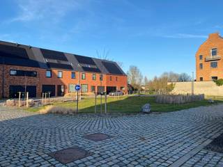 Uitzonderlijk, volledig afgewerkte half-open nieuwbouw woning gelegen in de dorpskern van Veltem-Beisem.Deze woning werd gebouwd op een perceel van...
