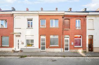 Woning met 2 slaapkamers, koer en zolder – ideale investering of starterswoning!Indeling: de woning beschikt over een praktische leefruimte met de nodige plaats voor een gezellige woon- en eetkamer met keuken. Op het gelijkvloers bevindt zich eveneens een badkamer en koer.Op de verdieping bevinden zich twee slaapkamers. Daarnaast is er een zolder aanwezig, ideaal als extra bergruimte en een mooie troef voor wie graag voldoende stockage voorziet.Op energetisch vlak beschikt de woning over een EPC-label C, met een energieprestatie van 251 kWh/m²/jaar. Hierdoor vormt deze woning eveneens een interessante basis voor wie op zoek is naar een eigendom zonder zware energetische renovatieverplichting.Een interessante vastgoedopportuniteit voor wie betaalbaar wil starten of zijn vastgoedportefeuille wil uitbreiden!Te koop via Immo Beguin, jouw vastgoedexpert sinds 2009.