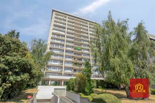 <p>Dit lichtrijke appartement van maar liefst 154 m² bevindt zich op de 7de verdieping en geniet van een panoramisch uitzicht over het stadspark van Aalst.</p><p>De eigendom omvat een ruime inkomhal, een bijzonder lichtrijke woonkamer met prachtig uitzicht, een afzonderlijk gastentoilet met lavabo en een extra salon dat naar wens kan worden ingericht als vierde slaapkamer, bureau, hobbyruimte of tweede zithoek. <br />Verder beschikt het appartement over een keuken, drie slaapkamers en twee badkamers.</p><p>Aan de leefruimte en keuken bevindt zich een terras met praktische berging. <br />Op niveau -1 beschikt het appartement bovendien over een extra privatieve berging.</p><p>Er is tevens de mogelijkheid om twee garageboxen aan te kopen, waarbij de dubbele garagebox wordt aangeboden aan €40.000 en de enkele garagebox aan €30.000.</p><p>Deze ruime en unieke eigendom biedt dankzij de royale oppervlakte, aangename indeling en uitzonderlijke ligging met zicht over het stadspark bijzonder veel potentieel. <br />Mits enkele opfrissingswerken kan hier een bijzonder comfortabel en stijlvol appartement worden gecreëerd.</p>