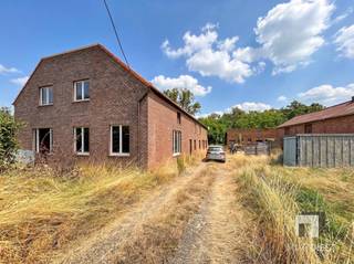<p><span>Deze volledig te renoveren of af te breken woning bevindt zich op een prachtig perceel van maar liefst 45 are, gelegen in woongebied met landelijke karakter & agrarisch gebied aan de stadsrand van Scherpenheuvel.<br />De ligging vormt zonder twijfel één van de grootste troeven van deze eigendom. Zowel aan de voorzijde als aan de achterzijde geniet u van een open uitzicht over omliggende agrarische gebieden. <br />Hierdoor is de kans op bijkomende bebouwing in de directe omgeving uitgesloten, wat zorgt voor een blijvend gevoel van rust, ruimte en privacy. </span></p><p><span>Voor natuurliefhebbers is dit dan ook een uitzonderlijke locatie.<br />Tegelijkertijd geniet u hier van een uitstekende bereikbaarheid. Het centrum van Scherpenheuvel, met diverse winkels, diensten en voorzieningen, bevindt zich vlakbij. <br />Bovendien bereikt u in ongeveer 10 minuten de oprit van de E314, waardoor steden en omliggende regio’s vlot bereikbaar zijn.<br />De oorspronkelijke woning met bijhorende schuren dateert van 1949. Midden jaren ’90 werd er een nieuwe gevelsteen voor de bestaande woning geplaatst en werden er zowel aan de voorzijde als zijkant bijkomende volumes aangebouwd. <br />Het oorspronkelijke gedeelte van de woning is daarbij behouden gebleven.<br />Binnenin bevindt het pand zich momenteel in ruwbouwstaat. Er zijn geen binnenafwerkingen voorzien.<br />Dit biedt de toekomstige eigenaar de mogelijkheid om het geheel volledig naar eigen smaak en noden te renoveren of om een heropbouwproject te realiseren.</span></p><p><span>Bij heropbouw kan u mogelijk in aanmerking komen voor het verlaagde btw-tarief van 6%, wat deze opportuniteit extra interessant maakt.<br />Wenst u graag meer informatie of een plaatsbezoek in te plannen? Neem gerust contact op via 013 31 25 22 of mail naar <span>nathalie@immodiest.be</span></span><span>.<br />Wij helpen u met veel plezier verder in uw zoektocht naar uw nieuwe thuis.</span></p><p><span> </span></p>