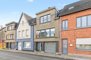 <br />Deze solide bel-etagewoning is ideaal gelegen op wandelafstand van het station en biedt tal van mogelijkheden voor wie op zoek is naar een woning met ruimte en potentieel. Op het gelijkvloers bevindt zich een ruime garage, een praktische wasplaats, een berging en een gezellig overdekt terras waar het heerlijk vertoeven is. De eerste verdieping omvat een aangename leefruimte, een keuken met eethoek, drie volwaardige slaapkamers, badkamer en zolderruimte. De woning beschikt bovendien over een gezellige tuin waar je in alle rust en privacy kan genieten. Voor alle info : dirk@berno.be<br />