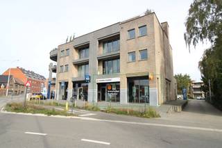 Dit instapklaar handelspand van ongeveer 70 m² is gelegen op een zeer goed zichtbare hoeklocatie aan de Hermanslaan en Rijksweg, wat zorgt...