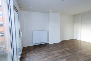 Volledig vernieuwd appartement op wandelafstand van het stadscentrum en het centraal station. Perfect bereikbaar met auto, bus, en trein. Op 5 minuten van de oprit E19. Op de tweede verdieping met trap. Bijzonder uitnodigend, lichtrijk, hedendaags en instapklaar. Zeer mooie living met hoge plafonds, ingerichte keuken, badkamer met douche. Twee ruime slaapkamers en groot zuiders terras. Mogelijkheid om 2 fietsen te stallen.