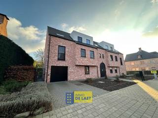 Ondergrondse autostaanplaats te huur. Te bereiken via de autolift in de Kerkstraat. Kom niet 'TE LAET' en maak een afspraak via info@immodelaet.be...