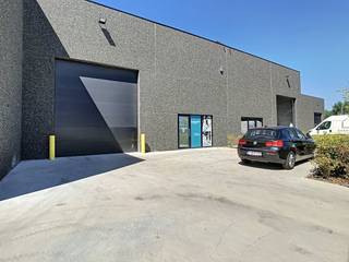 Magazijn van ca. 292 m² te huur in Zwevegem. Gelegen in de nabijheid van diverse invalswegen en de autosnelweg. Specificaties:- Vrije hoogte 6,20m ;- Polybeton ;- Sectionale poort (elektrisch) ;- Lichtstraat ;- Voorliggende parkingBent u op zoek naar bedrijfsvastgoed bestaande uit een magazijn te huur in Zwevegem? Aarzel dan zeker niet om ons te contacteren op het nummer 056 21 11 11.