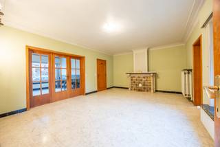 Deze kloeke, stevige woning in het centrum van Kruishoutem biedt een zee aan ruimte, een groot magazijn én een ruime tuin — een unieke combinatie voor wie wonen en werken wil combineren. Dankzij de centrale ligging bevinden winkels, scholen en openbaar vervoer zich allemaal op wandelafstand.<br />Een eigendom met veel potentieel dat wacht op iemand die er zijn eigen hedendaagse toets aan wil geven.<br /><br />TROEVEN:<br />* Kloeke, stevige bebouwing met veel ruimte<br />* Magazijn (140 m2) met tal van mogelijkheden (zelfstandige activiteit, opslag, atelier, hobbyruimte, …)<br />* Dubbel veiligheidsglas (oktober 2025)<br />* Centrale ligging in het centrum van Kruishoutem<br /><br />Ideaal project voor wie op zoek is naar ruimte, potentieel en bereikbaarheid<br /><br />INDELING:<br />Je betreedt de woning via een royale inkomhal die toegang geeft tot de lichte leefruimte en de ruime keuken met zicht op de tuin. Aansluitend is er een bergruimte en toilet voorzien. <br />Op de verdieping bevinden zich drie volwaardige slaapkamers en een ruime badkamer. <br />De woning beschikt over een inpandige garage en ruim magazijn (140 m2) opgesplitst in 3 delen. Toegankelijk met een camionette. <br />De grote tuin achteraan is een absolute troef — ideaal voor ontspanning, tuinliefhebbers of extra buitenruimte bij het magazijn.<br /><br />Deze stevige, ruime woning biedt de perfecte basis voor wie op zoek is naar een pand met karakter en toekomst. Na een grondige opfrissing of renovatie kan dit evolueren tot een prachtige gezinswoning of een woon-werkcombinatie met uitstraling.<br /><br />📅 Geïnteresseerd? Contacteer ons snel voor een bezoek en ontdek zelf de mogelijkheden van deze veelzijdige eigendom in hartje Kruishoutem!<br /><br /><br /><br />Ref.: LS/25135/K<br />UC: 20251015-0003706067-RES-1<br />Stedenbouwkundig uittreksel in aanvraag