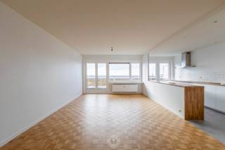 Dit fijne, volledig gerenoveerde appartement gelegen op de dertiende verdieping, biedt een weids en panoramisch uitzicht vanaf twee terrassen...