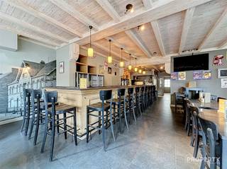 Instapklaar café met woonst en gezellig terras!Dit instapklare handelspand biedt een mooie kans voor wie zijn commerciële droom wil waarmaken. Het café is volledig ingericht en beschikt over een toog, frigo's, tafels en stoelen, waardoor u meteen van start kunt gaan. Er is ook een volledig geïnstalleerde keuken met extra bergruimte. Buiten kunt u genieten van een gezellig terras, terwijl er ook aan de voorzijde van het pand de mogelijkheid is om een terras te voorzien.Op de eerste verdieping bevindt zich de woonst, bestaande uit drie polyvalente ruimtes die naar wens kunnen worden ingericht als slaapkamers en/of leefruimte, aangevuld met een badkamer voorzien van een douche. Een belangrijke troef is dat het pand volledig instapklaar wordt aangeboden, inclusief het aanwezige meubilair. Bovendien is de zaak vrij van brouwer, wat zorgt voor extra vrijheid en flexibiliteit bij de uitbating.Kortom, een veelzijdig pand met tal van mogelijkheden voor wie wonen en ondernemen wil combineren. Wacht niet langer en maak uw commerciële droom werkelijkheid! Voor meer informatie of een bezoek ter plaatse, mail naar info@property-vastgoed.be of bel 056 96 08 00.