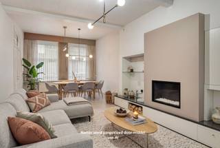 In een rustige straat in het centrum van Izegem bevindt zich deze ruime en solide tussenwoning. De woning biedt een functionele indeling met drie slaapkamers, bureauruimte, ruime zolder en extra leefruimte dankzij de veranda. Bovendien geniet je van een vlotte bereikbaarheid, met het station en bushalte op wandelafstand en een directe verbinding naar de E403.<br /><br /><strong>Ligging: </strong>De woning ligt centraal in Izegem, in een rustige woonomgeving op wandelafstand van openbaar vervoer zoals het station en nabijgelegen bushaltes. Dankzij de uitstekende verbinding met de E403 bereik je moeiteloos de omliggende steden. Alle voorzieningen zoals winkels, scholen en recreatie bevinden zich op korte afstand.<br /><br /><strong>Indeling:</strong>
<ul>
	<li><u>Gelijkvloers</u>: Ruime inkomhal die toegang biedt tot de lichtrijke woonkamer met open keuken. Verder is er een aparte wasplaats met doucheruimte en toilet. Achteraan bevindt zich een aangename veranda die extra leefruimte creëert.</li>
	<li><u>Eerste verdieping</u>: De nachthal geeft uit op drie volwaardige slaapkamers, een badkamer en een comfortabele bureauruimte.</li>
	<li><u>Tweede verdieping</u>: Via een vaste trap bereik je de ruime zolderkamer, ideaal als bijkomende slaapkamer of hobbyruimte.</li>
	<li>De woning beschikt over een praktische kelder.</li>
	<li><u>Buitenruimte</u>: Achteraan bevindt zich een onderhoudsvriendelijke koer. Aan de overkant van de straat beschik je over een garagebox met een extra tuintje, een absolute meerwaarde in het centrum.</li>
</ul>
<strong>Technische eigenschappen:</strong>

<ul>
	<li>Traditionele bouw.</li>
	<li>Centrale verwarming op aardgas.</li>
	<li>PVC-ramen met dubbel glas.</li>
	<li>EPC-label E – renovatieverplichting van toepassing.</li>
</ul>
<strong>Troeven:</strong>

<ul>
	<li>Rustige en centrale ligging.</li>
	<li>Ruime en functionele indeling, ideaal als gezinswoning.</li>
	<li>Mogelijkheid tot creëren van extra slaapkamer op zolder.</li>
</ul>
<strong>Extra troef:</strong><br />Mogelijkheid tot aankoop van <strong>bijhorende garage met zonnig tuintje</strong>. Ideaal voor iemand die graag nog wat extra plaats wenst voor het tuinieren of als opslagplaats. <br />Prijs garage is niet inbegrepen in de prijs en kan aangekocht worden voor <strong>25.000,00 euro.</strong><br /><br /><strong>Interesse?</strong> Neem contact op met ons kantoor voor meer informatie of plan een vrijblijvend bezoek via 051/201.400 | info@dicasa.be. 
