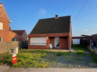 Volledig te renoveren vrijstaande woning (BJ: 1976) als volgt ingedeeld: Inkomhal, apart toilet, woonkamer en keuken die uitgeven op de tuin...