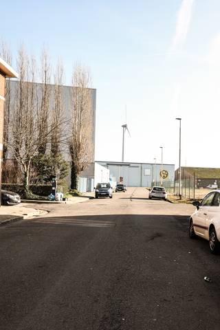 GRANDE MAISON FAMILIALE AVEC 4 CHAMBRES ET COUR. Parcelle de 93 m², surface habitable de 125 m². Maison solide de type SPLIT-LEVEL, rénovée en 2018. Rez-de-chaussée « sous-sol » avec hall d’escalier séparé, double séjour très lumineux, cuisine contemporaine et salle de bains. Cuisine séparée du séjour par une porte vitrée de qualité. Terrasse extérieure avec accès arrière vers un petit chemin. 1er étage avec 2 chambres, dont 1 gigantesque à l’arrière. 2e étage idem 2 chambres. PEB 276 et électricité CONFORME. SANS AMIANTE. Chauffage central via chaudière à gaz HR à condensation, double vitrage dans châssis extérieurs en PVC renouvelés. Une maison très agréable dans une rue calme du quartier populaire et en plein développement de la Muide. 
N’hésitez pas à venir la visiter et à faire une offre. L’agent immobilier Cedric vous donnera plus d’informations lors de votre visite sur place. Appelez pour un rendez-vous au 054412500 ou via nos réseaux sociaux.