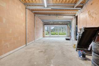 Dit veelzijdig pand met commerciële ruimte en woonst is gelegen op een zichtlocatie aan het Oostakkerdorp. Dankzij de centrale ligging en de...