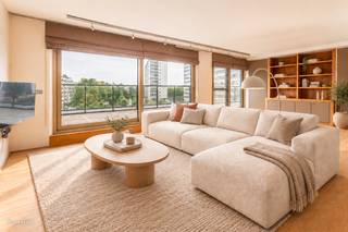 <strong>Uitzonderlijke penthouse ca. 145m² met een vrij uitzicht en een uniek zonneterras van ca. 180m² op een uitstekende locatie in de Hindenstraat te Wilrijk, gelegen nabij belangrijke in- en uitvalswegen, openbaar vervoer, ziekenhuizen, parken (Middelheimpark, Park den Brandt, Nachtegalenpark), winkels en scholen.</strong><br /><br /><span><strong>INDELING: </strong></span><br />
<p>De INKOMHAL is afgewerkt met een granietenvloer en beschikt over een gastentoilet en vestiaire. De ruime, lichtrijke L-vormige LEEFRUIMTE op parketvloer omvat een gashaard, ingemaakte kasten en een gezellige zithoek met bibliotheek, alsook een eetkamer met kastenwand. Dankzij de doorgang van licht en de terrassen aan weerszijden, die toegankelijk zijn via schuiframen, geniet de ruimte van een open en luchtige sfeer. De volledig uitgeruste KEUKEN is voorzien van SMEG-toestellen, dubbele spoelbak, oven, inductiekookplaat, dampkap, vaatwasser, microgolf, koelkast en diepvries. Aparte BERGING/wasplaats met aansluiting voor wasmachine.</p>
<p>De nachthal geeft toegang tot twee ruime SLAAPKAMERS van ca. 16 m² en 12 m² op parket, elk uitgerust met ingemaakte kasten of dressing. De marmeren BADKAMER is ingericht met ligbad, douche, dubbele wastafel en handdoekrek, en beschikt over een apart toilet.<br /><br />Een riante ondergrondse dubbele GARAGEBOX van ca. 52m² met automatische poort en ingemaakte kasten wordt apart aangeboden. <br /><br />Het appartement wordt volledig omringd door een uniek DAKTERRAS, ideaal om te genieten op een zonnige dag, met open zicht en een aangenaam uitzicht op het groen.<br /><br /></p>
<span><strong>BIJZONDERHEDEN: <br /></strong></span>* Lichtrijk dakappartement met magnifiek dakterras <br />* Uitstekende locatie nabij het openbaar vervoer, Middelheimpark, Park den Brandt, Nachtegalenpark, ziekenhuizen, scholen, winkels en tal van trendy en leuke restaurants.<br />* Veel opbergruimte en ingemaakte kasten. <br />* Dubbele beglazing, airco/warmtepomp (2024), parketvloeren, conforme keuring elektriciteit, surround systeem in de leefruimte, EPC 184kWh/m²<br />* De lift geeft direct uit op de verdieping van het appartement - er is geen extra trap, perfect rolstoeltoegankelijk <br />* Hoofddak zonet gerenoveerd en voorzien van isolatie (zomer 2026)