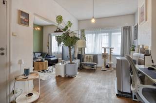 TE KOOP - Instapklaar en energiezuinig huis te Deurne met een tuin!Bent u op zoek naar een woning waar u deze zomer al zorgeloos kunt genieten van de zon? Dan bieden wij dit huis te koop aan in de De Francqueslei 142 te Deurne.De indeling van dit huis in Deurne is als volgt:Inkomhal: Een inkomhal met hoog plafond en een apart toilet op de tussenverdieping. Benenden verdieping: Via een trapje kom je op de benedenverdieping, hier vindt u een vernieuwde badkamer met ligbad, een eerste kleinere slaapkamer (ideaal als dressing of bereauruimte) en een lichtrijke veranda. Deze vormt de overgang naar het overdekte terras en het gezellige tuintje. Bovenste verdieping: De warme en ruime woonkamer met houten vloer straalt gezelligheid uit en sluit naadloos aan op de moderne, open keuken - een plek waar koken en samenzijn centraal staan. Daarnaast bevindt zich hier nog een tweede, ruime slaapkamer. Troeven van het instapklaar huis dat we alhier te koop aanbieden zijn de lage kosten en de uitstekende ligging. Het huis bevindt zich op wandelafstand van winkels, scholen en openbaar vervoer. Bent u geïnteresseerd om dit vastgoed te kopen in Deurne? Aarzel dan niet om ons te contacteren. Het Dewaele vastgoedkantoor van Deurne aan de Turnhoutsebaan 98 staat graag tot uw dienst. Had u graag een gratis schatting van uw eigendom via ons immokantoor? Bel ons voor een vrijblijvend gesprek op 03/666.66.66 of mail naar deurne@dewaele.com.EPC De Francqueslei 142: 174 kWh / (m² jaar)