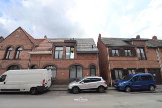 Bent u opzoek naar een ruime én instapklare gezinswoning met drie slaapkamers én een gezellige tuin, in het centrum van Temse? <br />Lees en kijk dan snel even verder!<br /><br />Deze woning is ideaal gelegen, in het centrum van Temse. Scholen, winkels en het openbaar vervoer zijn vlakbij. Deze woning heeft een poortje aan de zijkant zodat u gemakkelijk met de fiets, de achterliggende tuin kan bereiken. Deze tuin is ideaal voor een gezin met (kind)eren, tevens is er een tuinhuis aanwezig. Deze woning heeft een EPC-waarde met label C. <br /><br />Indeling:<br />Inkomhal met rechtstreeks toegang tot de lichtrijke leefruimte met open keuken. De keuken is geïnstalleerd met kasten en toestellen. Berging/wasplaats met aansluiting voor het wasmachine en de droogkast (incl. aparte toilet én enorm veel opbergruimte) met rechtstreeks toegang tot de gezellige tuin achteraan (mét tuinhuis). Op de eerste verdieping zijn er twee (ruime) slaapkamers aanwezig met een aparte toilet én een praktische badkamer met inloopdouche, ligbad én dubbel lavabomeubel. Op de tweede verdieping (zolderverdieping) met vaste trap én ramen, bevindt zich de master bedroom. <br /><br />Deze ideale gezinswoning is vrij vanaf 1 augustus 2026.