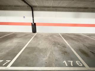 Parkeerplaats gelegen op de -2 verdieping (gemakkelijk toegankelijk) van een recent gebouw met een uitstekende ligging.Lengte 5,06 x Breedte 2,26 €...