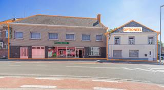 ZWALM - Dit commercieel gebouw met meerdere mogelijkheden is centraal gelegen tussen Zwalm, Oudenaarde en Gavere. Op vlak van bereikbaarheid zijn er diverse invalswegen in de dichte omgeving. Daarnaast geniet dit pand van de nabijheid van heel wat wandel- en fietsroutes.<br /><br />Het pand heeft een gevelbreedte van 21m, ideaal voor de visibiliteit van op straat. De benedenverdieping heeft een oppervlakte van ca. 290m² en kan zo goed als volledig ingedeeld worden naar eigen keuze. Momenteel is er een grote winkelruimte, een aparte ruimte naast de winkel die toegankelijk is via de poort, een bureau, een woonkamer en een opbergruimte. De eerste verdieping met een oppervlakte van ca. 250m² was aanvankelijk voorzien om 2 appartementen te creëren, maar deze werd in praktijk in zijn geheel verhuurd als feestzaal. Deze verdieping kan volledig gebruikt en/of ingedeeld worden naar eigen noden. De zolderverdieping is toegankelijk via twee vaste trappen langs beide zijden van het gebouw.<br /><br />Ook voor investeerders kan dit gebouw zeer interessant zijn. Deze eigendom is geschikt voor verschillende doeleinden, zoals: winkel, kantoren, appartementen, magazijn, atelier ...<br /><br />De woning rechts van het commercieel pand kan optioneel mee aangekocht worden, maar wordt niet apart verkocht. Verdere inlichtingen hieromtrent te verkrijgen via ons kantoor.<br /><br />Op zoek naar een stevig, commercieel gebouw dat geschikt is voor diverse doeleinden? Info en bezoek ter plaatse 053/60.65.60.