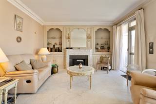 Dit ruime appartement te koop aan de Italiëlei 213 beschikt over een bewoonbare oppervlakte van maar liefst 146 m². Het appartement biedt alle ruimte en comfort voor wie op zoek is naar een volwaardige stadswoning.<br />De lichtrijke leefruimte vormt het hart van de woning en is ideaal om te ontspannen of gasten te ontvangen. Daarnaast beschikt het appartement over drie volwaardige slaapkamers en twee badkamers, waardoor het perfect geschikt is voor gezinnen, koppels of wie graag extra ruimte heeft voor een bureau of hobbykamer.<br />Wie graag zijn wagen dicht bij huis parkeert, kan optioneel een parkeerplaats mee aankopen.<br />De ligging is ongetwijfeld één van de grootste troeven van dit appartement. Aan de Italiëlei geniet u van een vlotte verbinding met de Leien en het openbaar vervoer, en bevindt u zich op wandelafstand van het bruisende centrum van Antwerpen met tal van restaurants, cafés en winkels. Ook het Eilandje en de Meir zijn snel bereikbaar.<br /><br />Indeling<br />- inkomhal <br />- leefruimte <br />- terras <br />- keuken <br />- terras<br />- berging<br />- gastentoilet <br />- 3 slaapkamers waarvan 2 met ensuite badkamer <br />- kelder <br />- parking (optioneel bij te kopen) <br /><br />Dit appartement te koop wordt aangeboden voor een prijs van 395.000 euro. Daarnaast is er ook een garagebox te koop aan 39.000 euro. <br />Bent u geïnteresseerd in een appartement of woning te koop in Antwerpen? Aarzel dan niet om ons te contacteren. <br />Had u graag uw eigen eigendom te koop aangeboden contacteer ons dan voor een vrijblijvende schatting, telefonisch op het nummer 03/206.76.76 of per mail naar antwerpen@dewaele.com. <br /><br />Ook voor alle andere vragen omtrent vastgoed kan u steeds bij ons kantoor te Antwerpen terecht!<br /><br />Bestuursmaatregelen in het maatregelenregister: nee