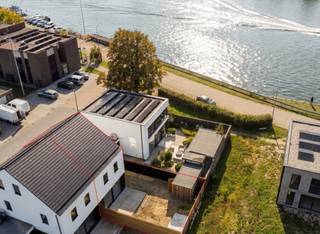 <p>Hypermoderne nieuwbouwwoning met kanaalzicht in Blaasveld</p><p>Droomt u van een luxueuze, 100% instapklare energiezuinige woning waar u werkelijk zó kunt intrekken? Deze splinternieuwe, hoogwaardig afgewerkte halfopen bebouwing (180m² bewoonbare oppervlakte - 4 ruime slpk) bevindt zich in een uiterst rustige, doodlopende straat in het idyllische Blaasveld (Willebroek). Met een prachtig uitzicht op het kanaal en een kwalitatieve afwerking die de standaardbouw ver overstijgt, biedt dit huis het ultieme comfort.</p><p>De volledige woning is reeds professioneel geschilderd en voorzien van moderne verlichting.<br />Hyper-energiezuinig: Uitgerust met een krachtige warmtepomp (10 kW), vloerverwarming op álle verdiepingen, 15 zonnepanelen (6750 W) en een geavanceerd ventilatiesysteem.</p><p>Hoogwaardige elementen zoals kamerhoge invisible deuren, beuken trappen met ingebouwde ledverlichting en een Niko Domotica-systeem.</p><p>De indeling:<br />Gelijkvloers: Stijlvolle inkomhal met gastentoilet. Royale, lichtrijke leefruimte op een onderhoudsvriendelijke keramische tegelvloer. Volledig geïnstalleerde designkeuken (wand + eiland) voorzien van alle moderne toestellen: inductiekookplaat, microgolfoven, vaatwasser, ijskast en diepvries. Praktische achterliggende voorraadkamer/berging.<br />Eerste verdieping: Prachtige masterbedroom met een eigen, volledig ingerichte dressing en een en-suite master badkamer (voorzien van zowel een ligbad als een douche). Tweede volwaardige slaapkamer met hoogwaardige laminaatvloer. En een tweede badkamer met een moderne douche en een extra toilet.<br />Tweede verdieping: nog eens 2 ruime, volwaardige slaapkamers. Buitenruimte & Extra troeven (Inbegrepen t.w.v. € 53.000!).</p><p>Bij deze woning hoeft u niet meer te budgetteren voor de buitenafwerking. Alles is al met oog voor detail voor u aangelegd.<br />625000 € excl belastingen</p>