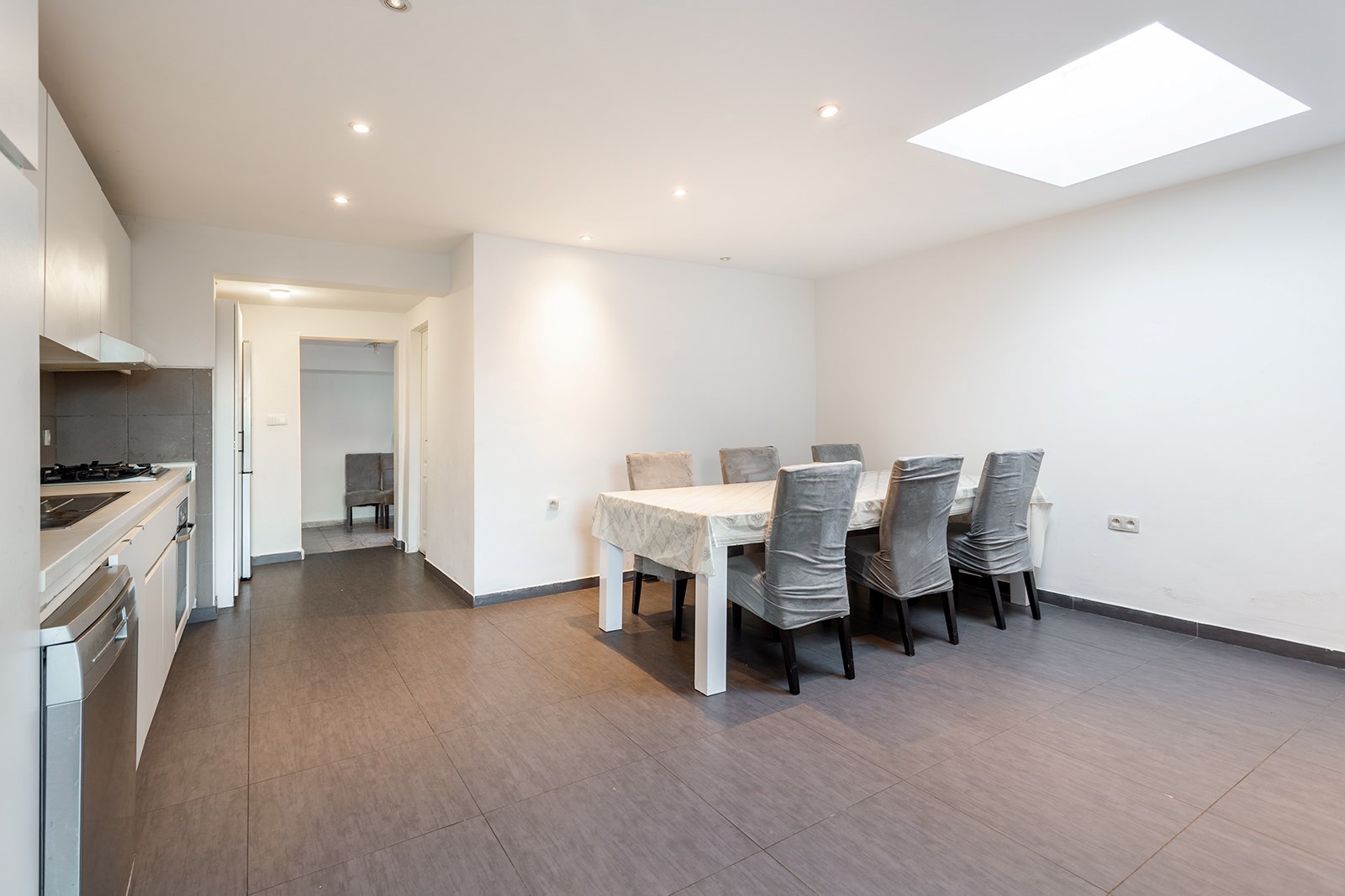 Ruime woning met 5 slaapkamers 2 badkamers en een grote tuin - foto 5