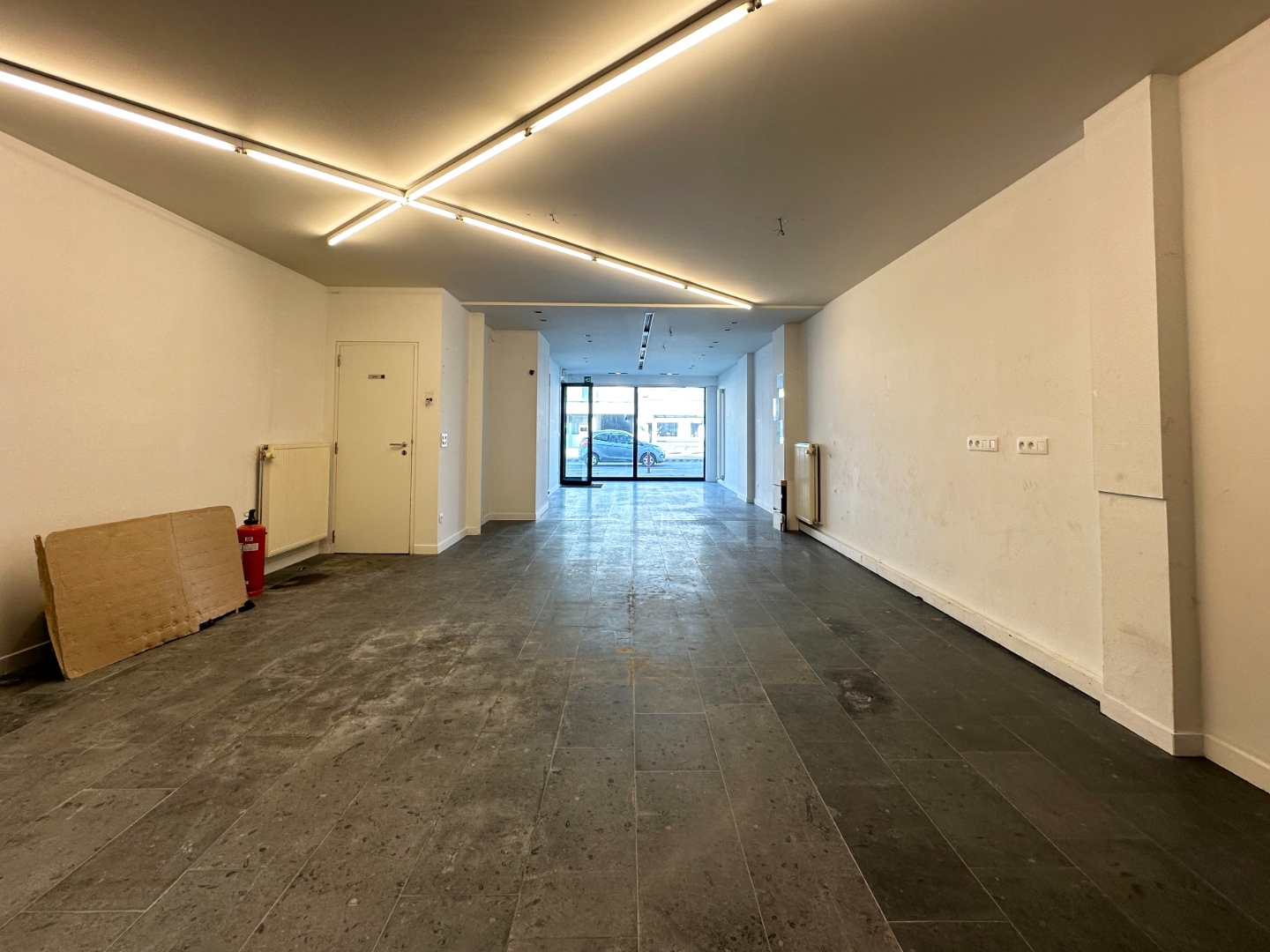Te koop, commercieel gelegen handelspand met 2 appartementen / opbrengsteigendom in centrum Deinze - foto 4