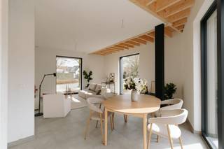 <p>!!! <span>De aangeboden prijs is inclusief BTW, registratierechten!!! </span></p><p>Op de Vremdesesteenweg 35 te Boechout bevindt zich deze energiezuinige nieuwbouwwoning, ideaal gelegen vlakbij het dorpscentrum en tegelijk aansluitend op de rustige Schaliehoevewijk, aan de rand van de Molenbeekvallei. Een locatie waar bereikbaarheid en groen harmonieus samenkomen.</p><p>De woning werd gerealiseerd met bijzondere aandacht voor duurzaam, gezond en toekomstgericht wonen. Moderne bouwtechnieken worden hier gecombineerd met het gebruik van natuurlijke en ecologisch verantwoorde materialen, wat bijdraagt aan een aangenaam en stabiel woonklimaat en een uitgesproken wooncomfort. De constructie is doordacht opgebouwd, met oog voor circulair bouwen en een doorgedreven isolatie.</p><p>Op het gelijkvloers vinden we de inkomhal met ruime berging/technische ruimte en gastentoilet. Via een steel‑look glazen deur kom je in de lichtrijke leefruimte met open, volledig uitgeruste keuken en kookeiland. Grote raampartijen zorgen voor een sterke connectie met de tuin.</p><p>De eerste verdieping omvat een master bedroom, een apart bureel (of extra slaapkamer), een afzonderlijk toilet en een badkamer met inloopdouche. Op de tweede verdieping bevinden zich nog twee slaapkamers, een tweede badkamer en apart toilet.</p><p>-<span>           </span>Uitzonderlijke energieprestatie met enorm laag energieverbruik</p><p>-<span>           </span>Zonnepanelen</p><p>-<span>           </span>Hoge afwerkingsgraad</p><p>-<span>           </span>Privé oprit (mogelijkheid tot het plaatsen van een carport)</p>