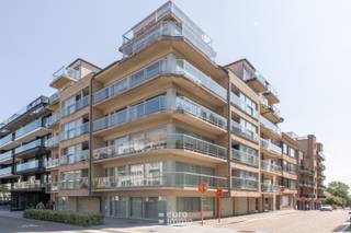 In de Goethalsstraat kan u zich moeilijk op een centralere locatie in Nieuwpoort-Bad bevinden. Met het strand en de winkelstraat om de ene hoek, de villawijk en de duinen om de andere en ook de havengeul op een boogscheut is dit dé perfecte plek voor een vakantieverblijf. Gelukkig is er meer dan de locatie alleen. Het appartement werd gebouwd met oog voor detail en afgewerkt met smaakvolle materialen. Een lichtrijke woonkamer met massief parket, een open keuken, badkamer met douche en de praktische slaaphoek als toevoeging op de volwaardige slaapkamer zorgen ook binnen in het appartement voor voldoende ruimte en slaapmogelijkheden voor een voltallig gezin. Het leukste plekje van dit appartement vinden wij dan weer het terras. Een koffie met croissant in de ochtendzon terwijl u kan genieten van het zeezicht, er bestaan slechtere manieren om de dag te starten. Het appartement wordt gemeubeld verhuurd. <br />75 EUR voorschot op de syndicuskosten (water incluis).<br />EPC = 186