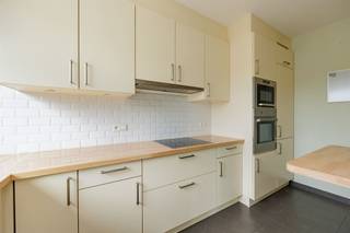 <p><span>Superverzorgd, instapklaar en in een gegeerde buurt vlakbij de stad én het groen. Dat krijg je hier in dit fijne, lichte tweeslaapkamerappartement in Borgerhout.En dan heb je nog een terras, een mooie parketvloer en handige ingemaakte vestiairekast!</span></p><p><span> </span></p><p><span>In een verzorgd gebouw  net om de hoek van het mooie Te Boelaerpark vind je op de tweede verdieping dit fijne appartement. Het werd professioneel gerenoveerd, en dat voel je! Je stapt er binnen in de centrale inkomhal, die ruim en licht is, met een mooie doorlopende blokjesparket. Je hebt hier een grote vestiairekast waar je je jas en schoenen in kwijt kunt, een apart gastentoilet en ook nog een aparte bergruimte.</span></p><p><span> </span></p><p><span>Zonovergoten leefruimte op blokjesparket</span></p><p><span>Door de dubbele glazen deur stap je de leefruimte vooraan binnen, een zonovergoten, gezellige plek van maar liefst ca. 40 m² groot. Door zijn L-vorm heb je hier een ideaal hoekje om een bureau te installeren, met daarnaast nog heel wat plaats voor een groot salon en een eettafel aan het grote, kamerbrede schuifraam vooraan dat uitgeeft op een klein balkonnetje. Met enkele goedgevulde plantenbakken aan je balustrade eet je hier met zicht op een streepje groen.</span></p><p><span>De moderne keuken bevindt zich naast de leefruimte en is volledig geïnstalleerd. Je hebt hier een onderhoudsvriendelijke grijze tegelvloer, een spatwand in metrotegeltjes, een keramische kookplaat, een dampkap, dubbele spoelbak, ingewerkte microgolfoven, oven, koelkast, diepvries, plek voor een vaatwasser en heel wat kastruimte. Aan het handige ontbijttoogje is het ’s ochtends makkelijk om snel te eten en afwassen doe je hier met zicht op de straat.</span></p><p><span> </span></p><p><span>Weer in de hal, heb je nog een strakke, betegelde badkamer met een ruime inloopdouche, een lavabo met composiet werkblad, spiegelkast met verlichting, en een praktisch lavabomeubel met veel schuiven.</span></p><p><span>De twee slaapkamers bevinden zich aan de rustige achterzijde en hebben allebei een lichte laminaatvloer en rolluiken. De master bedroom heeft daarnaast ook nog toegang tot het toffe terras van 5,5 m2, waar je met enkele planten en een comfy zeteltje een gezellige buitenplek van maakt.</span></p><p><span> </span></p><p><span>Het park als buur</span></p><p><span>Je woont hier in een residentiële buurt op een absolute toplocatie: net buiten de stad en vlakbij het populaire Te Boelaerpark en Boekenbergpark. Je bent van hieruit dus zo op de Singel en met de fiets ben je op tien minuutjes in de stad. Je hebt allerlei winkels in de buurt, net als een velo-station, met bussen en trams op wandelafstand.</span></p><p><span> </span></p>