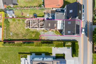 Deze, verder af te werken, woning werd recent reeds gedeeltelijk gerenoveerd en biedt tal van mogelijkheden.Er werden reeds heel wat werken...