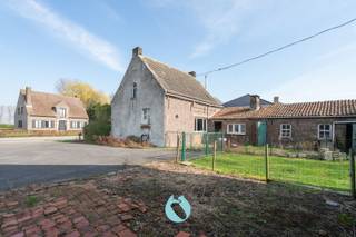 <p>Op een idyllische, landelijke locatie te Watervliet bevindt zich deze authentieke hoeve met tal van mogelijkheden voor wie op zoek is naar ruimte, rust en landelijke potentieel. </p><p>Het aanbod te koop omvat de woning zelf, meerdere stallingen en uitgestrekte weilanden met in totaal bijna 2 hectare grond!</p><p>Ideaal dus voor liefhebbers van het buitenleven, dierenhouderij of een landelijk woonproject.</p><p>De woning verkeert momenteel in zeer slechte staat en dient volledig gerenoveerd of heropgebouwd te worden. </p><p>Uitzonderlijke opportuniteit dus voor wie droomt van een karaktervolle hoeve op een unieke locatie.</p><p>Mogelijks kunnen de weilanden afzonderlijk worden verkocht.</p><p>Voor alle info en bezoek kan u contact opnemen met Bert De Vos op mobiel nummer : 0477 80 75 80.</p><p>Of mailen naar verkoop@vastgoeddevos.be </p>