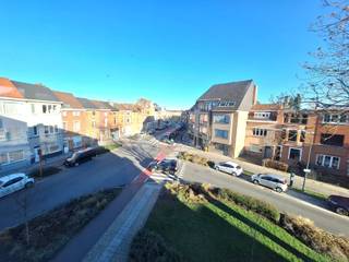 <p><span>Bijzonder ruim 3 slaapkamer appartement aan UZ met autostaanplaats.</span></p><p><span> </span></p><p><span>Dit hoekappartement is gelegen op de tweede verdieping van een gebouw met 3 bouwlagen.</span></p><p><span> </span></p><p><span>Bestaande uit:</span><span> </span></p><p><span>Inkomhall, een heel ruim leefgedeelte met veel lichtinval door de ramen over de ganse breedte. Aansluitend een ingerichte keuken, een apart bezoekerstoilet, een badkamer met inloopdouche, lavabo, bidet en toilet. Vloerverwarming in de badkamer, alsook aansluiting voor een wasmachine.</span></p><p><span>Verder zijn er drie slaapkamers (resp. 12 m², 15 m² en 17 m²). </span></p><p><span>In de gang bevinden zich nog praktische bergingen.</span></p><p><span>Keuken is volledig ingericht met vitrokeramische kookplaat met afzuigkap, een elektrische oven, een ingebouwde frigo met apart freezergedeelte onderaan, en een vaatwasser. </span></p><p><span>In de prijs inbegrepen : een open staanplaats in de ondergrondse garage (met automatische poort)</span></p><p><span>Ook is er een kelderberging. Lift. Videofoon.</span></p><p><span>Totale bew. opp. : +/- 120 m²</span></p><p><span> </span></p><p><span>Het appartement is pal aan de vroegere hoofdingang van het UZ aan de De Pintelaan.</span></p><p><span>Nabijheid scholen en openbaar vervoer, met oa tramhalte voor de deur.</span></p><p><span>Oprit E-17 (UZ-Gent) op 500 mtr.</span></p><p><span>Nabijheid handel allerhande (kleinhandel, Delhaize Sterre,etc...).</span></p><p><span> </span></p><p><span>Ligging pand : Zwijnaardesesteenweg 481 (Residentie Steenakker) te 9000 GENT.</span></p><p><span> </span></p><p><span>Vraagprijs: € 395.000 € (met verplicht aan te kopen staanplaats aan 25.000 €) </span></p><p><span>EPC : 222 kWh/m² / Label C / UC :3759617-RES-1</span></p><p><span>Asbestveilig</span></p><p><span>Wg/Gvkr/Gvg/Gom/</span></p><p><span> </span></p><p><span>Bezoek: enkel mogelijk via telefonisch afspraak via Immo-Eden - T 09 222 00 63</span></p><p><span>Beschikbaar: bij akte </span></p><p><span> </span></p><p><span>Status van dit appartement: bekijk de status van dit pand op onze website www.immo-eden.be. </span></p>