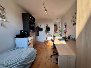 **ACADEMIEJAAR 2026-2027 - ENKEL STUDENTEN/STUDENTS ONLY**In de Blijde Inkomststraat bieden we nog enkele kamers met gedeeld sanitair aan! De keuken...