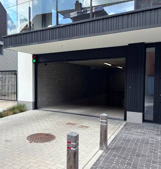 Op zoek naar een veilige en afgesloten parkeer- of opslagruimte in het hart van Uitkerke?Dan is deze gesloten garagebox op niveau -1 in de recente...