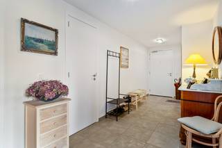 Comfortabel wonen op een rustige, groene locatie en toch vlak bij het centrum van Kapellen? Dit verzorgde appartement aan de Jef Verbercklaan 5 combineert ruimte, licht en hedendaags wooncomfort. Kapellen bevindt zich in de omgeving, waardoor dagelijkse voorzieningen en openbaar vervoer vlot bereikbaar zijn.<br /><br />Via de ruime inkomhal kom je binnen in het appartement. De lichtrijke leefruimte sluit mooi aan op de open keuken en biedt dankzij de grote raampartij en terras een aangenaam uitzicht op het groen.<br /><br />De moderne keuken is volledig ingericht en voorzien van onder meer een kookplaat, dampkap, oven, koelkast, vaatwasser en spoelbak. Aansluitend bevindt zich een praktische berging/wasplaats.<br /><br />Het appartement beschikt over twee volwaardige slaapkamers (27 en 15 m²). Beide kamers bieden rechtstreeks toegang tot het overdekte terras, een heerlijke plek om in alle rust van de groene omgeving te genieten. De grootste slaapkamer is voorzien van een dressing.<br /><br />De verzorgde badkamer is uitgerust met een ruime inloopdouche en wastafelmeubel. Daarnaast is er een afzonderlijk gastentoilet met handenwasser.<br />Het ruime, overdekte terras vormt een echte verlenging van de woonruimte. Bewoners kunnen bovendien gebruikmaken van de fraai aangelegde gemeenschappelijke tuin.<br />Extra bergruimte is voorzien in de private kelder. Tot slot is een ondergrondse staanplaats dewelke apart dient aangekocht te worden voor 30.000 euro. <br /><br />Het appartement maakt deel uit van een recent en verzorgd gebouw (2017!) en is voorzien vloerverwarming in combinatie met radiatoren, een ventilatiesysteem, gemeenschappelijke delen dewelke profiteren van zonnepanelen met batterij.<br /><br />Troeven<br />+ Twee ruime slaapkamers met toegang tot terras<br />+ Lichtrijke leefruimte met grote raampartijen en terras<br />+ Gemeenschappelijke, groene tuin<br />+ Ondergrondse staanplaats <br />+ Lift aanwezig<br /><br />Een ruim en instapklaar appartement voor wie wil wonen zonder in te boeten aan comfort, buitenruimte of bereikbaarheid.<br /><br />Heeft u interesse in dit prachtig appartement? Neem dan contact op met VB Vastgoed via 03 337 50 70 of info@vbvastgoed.be.