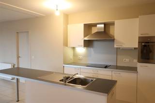 Wenst u te wonen aan de Markt van Poperinge? Dit in een tweeslaapkamer appartement met terras? Dit is mogelijk, wij bieden u met veel trots...