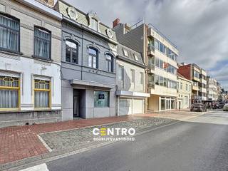 <strong>!!OPEN HUIS Zaterdag 13/06 10u - 12u!!</strong><br /><br />Centraal gelegen kantoorruimte met mogelijkheid tot ruime garage aan zeer SCHERPE PRIJS!<br /><br /><strong>INDELING:<br /><u><em>Gelijkvloers:</em></u></strong><br />Inkomhal - vergaderruimte - ingerichte keuken - 3 burelen - wachtkamer - berging - toiletten - stadsterras.<br /><br /><u><em><strong>Eerste verdieping:</strong></em></u><br />Hal - ruime vergaderruimte<br /><br /><u><em><strong>Tweede verdieping:</strong></em></u><br />Zolder.<br /><br /><u><strong>Opmerkingen:</strong></u><br />- Mogelijkheid tot het aankopen van een zeer RUIME GARAGE (4 wagens mogelijk), aanpalend en uitgevend op zijstraat.<br />- Zeer centrale ligging.<br /><br />Interessant pand met mogelijkheden. Aarzel zeker niet om ons te contacteren voor een bezoek ter plaatse: 051/817.817.