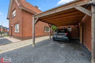 Zoek je een instapklare en energiezuinige thuis waar je gewoon meteen kunt intrekken?<br />Deze in 2021 gerenoveerde woning ligt in het hart van Testelt. Met de kleuter- en lagere school vlakbij verloopt de ochtendrush met de kinderen een pak rustiger. Bovendien liggen ook het openbaar vervoer, gezellige buurtwinkels en uitgestrekte wandel- en fietsroutes op een boogscheut van je voordeur.<br /><br />Tijdens de verbouwingen is er flink geïnvesteerd in duurzaamheid en comfort. De muren, het dak én het plafond van de kelder werden grondig geïsoleerd. Samen met de nieuwe ramen, deuren en de efficiënte gascondensatieketel uit 2021 zorgt dit voor een lage energiefactuur, wat zich tegelijk reflecteert in een EPC label B. De elektrische installatie is conform en er is nergens asbest aanwezig.<br />Naast het huis vind je de omheinde tuin, waar je in alle rust kan ontspannen terwijl de kinderen veilig buiten spelen. Je auto stal je gemakkelijk onder de carport of op de oprit, die makkelijk plaats biedt aan wel drie voertuigen. In de ruime tuinberging kun je heel wat spullen kwijt.<br />Deze woning is momenteel verhuurd.<br /><br /><strong>INDELING</strong><br /><br /><strong>Gelijkvloers:</strong> Inkom, woonkamer met open keuken, berging. Tuin en terras. Ruime oprit met carport en royaal tuinhuis.<br /><strong>1ste verdieping:</strong> Badkamer, 2 slaapkamers, 2 kleine dressings <br /><strong>Keldertje.</strong><br /><br />Ervaar zelf de vele voordelen van deze woning tijdens een persoonlijke rondleiding.<br />Maak vandaag nog je afspraak.<br />Mail naar info@immopersyn.be of bel 013 444 008.