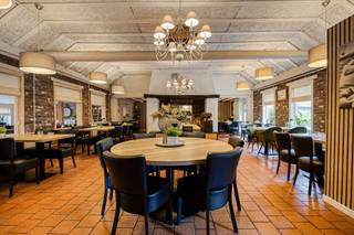 Overname van het landelijk gelegen restaurant De Koetshoeve in Adegem met een bijhorende woonst en terras.<br />Na 11 jaar hebben de uitbaters beslist om een nieuwe uitdaging aan te gaan.<br /><br />Indeling: <br />Verbruikszaal en veranda/ feestzaal voor 110 personen  <br />-ruim terras voor 100 personen  <br />- parking (50 wagens) <br />- Volledig geInstalleerde keuken <br />- Eerste verdieping: woongelegenheid bestaande uit living - slaapkamer badkamer met toilet en douche<br /><br />Het menu bestaat uit Belgisch-Franse klassiekers. Met de warme en vriendelijke bediening staat het comfort van de gasten centraal. Bovendien is het concept zeer kindvriendelijk, onder meer door de aanwezigheid van  buiten speeltoestellen zoals een trampoline en een speeltoren. <br />Het pand is gelegen langs een belangrijke fietsroute.<br /><br />Zeer sterke online reputatie met een Google-beoordeling van circa 4,4 sterren (gebaseerd op 440 reviews). Dit bevestigt de hoge klanttevredenheid en de sterke marktwaarde van het huidige concept.<br /><br /><br />