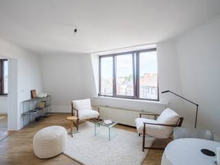 <strong>Lichtrijk</strong> <strong>1 slpk appartement nabij het rozebroeken park</strong><br /><br /><em>Voor bezoekaanvragen, mail naar info@carloeggermont.be</em><br /><br />Dit <strong>lichtrijke appartement (ca. 55 m²)</strong> bevindt zich op de <strong>derde verdieping</strong> van een kleinschalige residentie, op <strong>wandelafstand van station Gent-Dampoort</strong> en nabij het <strong>Rozebroekenpark</strong>. Het centrum van Gent, hogescholen en universiteiten liggen op minder dan tien minuten fietsen.<br /><br /><strong>De indeling omvat</strong> een leefruimte, aparte slaapkamer, keuken en vernieuwde badkamer met douche en toilet. Het appartement is verder op te frissen, beschikt over een <strong>gunstige EPC B-score </strong>(geen renovatieplicht) en een<strong> conforme elektrische keuring</strong>. Bovendien zijn er aparte tellers en meters.<br /><br />Extra troeven zijn de <strong>gemeenschappelijke fietsen- en afvalberging.</strong><br /><br /><strong>Een interessante opportuniteit voor starters, ouders met studerende kinderen en vastgoedinvesteerders.</strong>