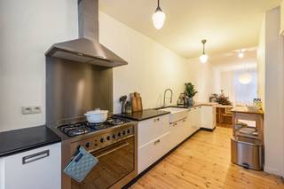 Gezellig gelijkvloers appartement met ruime tuin<br /><br />In de August Sniedersstraat woon je rustig maar toch op wandelafstand van winkels, openbaar vervoer en andere voorzieningen, waardoor dit appartement een aangename en goed bereikbare thuisbasis vormt. <br /><br />Je komt binnen in de gezellige leefruimte met houten vloer, die naadloos overgaat in de volledig uitgeruste keuken. Tegenover de keuken bevindt zich de badkamer met ruime inloopdouche, toilet en wastafel. Naast de badkamer ligt de comfortabele slaapkamer, die voldoende ruimte biedt voor een dubbel bed en extra kastruimte. Verder beschikt het appartement over een praktische privatieve kelderberging. Buiten wacht een grote tuin van ca. 28 m², ideaal om in alle rust te genieten van de buitenlucht. Parkeren kan vlot in de straat. Met een EPC-score van C (251) biedt het appartement een energiezuinige basis zonder renovatieverplichting. Dit pand is ook ideaal als investeringspand.<br /><br />Troeven:<br />• Grote tuin<br />• Praktische indeling<br />• Houten vloer<br />• Volledig uitgeruste keuken<br />• Ideaal als investeringspand