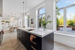 Deze karaktervolle handelswoning werd volledig gerenoveerd naar de hedendaagse normen en afgewerkt met kwalitatief hoogstaande materialen. Het is gelegen op het einde van een doodlopende straat, op wandelafstand van de Markt van Geel. Alle faciliteiten zijn in de directe omgeving terug te vinden, winkels, scholen, openbaar vervoer, sportterreinen en restaurants. Dit herenhuis met onmiskenbare charme werd gebouwd in de jaren 1900, gerenoveerd tijdens de jaren 2013, 2017 en 2018. De woning heeft een mooie ± 704 m² bewoonbare oppervlakte. <br /><br />Gelijkvloers<br />De begane grond is opgebouwd rond de inkomhal met gastentoilet en vestiaire. De twee handels- of bureauruimtes bevinden zich aan de voorzijde van de woning en zijn naar wens in te delen of aan te passen. Verder vinden we op het gelijkvloers een volledig uitgeruste keuken met aansluitend een ruime eetkamer en woonkamer. Vanuit de keuken is er toegang tot het mooi aangelegd terras met vijver. <br />Verdiepingen<br />De eerste verdieping herbergt een multifunctionele ruimte die momenteel ingericht is als tweede woonkamer met aanpalende keuken. Hier kan u ook op het terras met uitzicht over het parkdomein. De masterbedroom, een dressing, een linnenkamer met aanpalende badkamer en een aparte toiletruimte. De ruime badkamer is voorzien van ligbad, grote inloopdouche, wastafel, toilet en bidet. Op de tweede verdieping vindt u vier slaapkamers, twee badkamers en apart toilet. Ook op deze verdieping is er een mooi zonneterras. Tot slot biedt het laatste niveau een ruime slaapkamer en bergruimte. <br />Kelder <br />De woning heeft een ruime kelder. De kelder is ingedeeld als volgt: ontspanningsruimte, bergruimte, wasplaats met waskoker en fietsenberging. De kelder geeft ook toegang tot de zij-ingang en inpandige dubbele garage met werkplaats.<br /><br />Bijzonderheden: <br />-Handelsruimte of bureau mogelijkheden<br />-Energiezuinige woning, EPC A<br />-Vloerverwarming <br />-Centraal stofzuigsysteem <br />-Inpandige dubbele garage met werkplaats<br />-Inbouwkasten doorheen de woning<br />-Hoogwaardige materialen <br />-Uniek karakter <br />-Laadpaal voor elektrische wagen <br />Ideaal voor wonen en een zelfstandige activiteit te combineren!