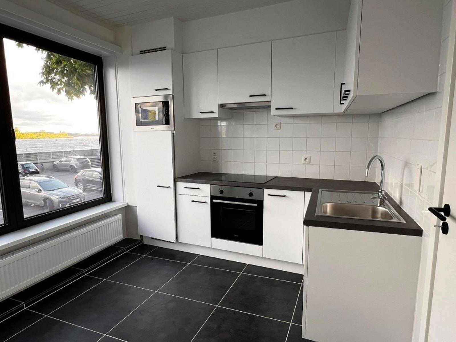 Gerenoveerd appartement met 2 slaapkamers en autostaanplaats.  - foto 3