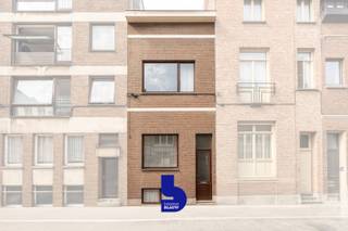 Karaktervolle herenwoning met enorm potentieel op toplocatie nabij zee, strand, de Japanse Tuin en de Koninklijke Gaanderijen!<br /><br />Deze prachtige herenwoning met authentieke gevel vormt het ideale renovatieproject voor wie op zoek is naar ruimte, charme en een unieke ligging aan zee. De woning beschikt over een sous-sol, drie volwaardige verdiepingen en een ruime zolderverdieping.<br /><br />Bij het binnenkomen wordt u meteen verwelkomd in de statige inkomhal, waar authentieke moulures en sierlijke ornamenten de charme van weleer perfect bewaren. De leefruimte is elegant ingedeeld met een gezellige zithoek, een eetruimte en aansluitend de keuken. Volgens de eigenaar bevinden zich achter het houten plafond nog originele, karaktervolle elementen die aansluiten bij de prachtige stijl van de inkomhal.<br /><br />De keuken is praktisch ingericht en geniet van een mooi zicht op de zonnige stadstuin, waar u in alle rust kan genieten van het buitenleven.<br /><br />De volledig ingerichte sous-sol beschikt bovendien over een eigen badkamer en biedt tal van mogelijkheden, zoals een gastenverblijf, hobbyruimte of extra bergruimte.<br /><br />Verder telt de woning maar liefst 4 volwaardige slaapkamers en een ruime zolder, wat deze eigendom bijzonder geschikt maakt als ruime gezinswoning, tweede verblijf of investering aan de kust.<br /><br />Met de nodige renovatiewerken kan deze unieke herenwoning uitgroeien tot een absolute parel: een stijlvolle thuis of een waardevaste investering op een topligging vlak bij zee en het stadscentrum van maar liefst 220 vierkante meter woonplezier.
