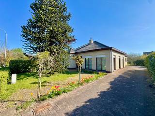 Deze ruime open bebouwing (bungalow) uit 1976, voorzien van een zeer grote dubbele garage met hoge inrijhoogte, bevindt zich in een rustige...