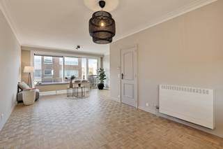 <p>Ben je op zoek naar een lichtrijk, instapklaar appartement met vlotte verbindingsmogelijkheden? En dit voor jezelf of als investering? Lees dan vlug even verder! Dit ruim en lichtrijk appartement bevindt zich op een boogscheut van de N70 en heeft een vlotte verbinding richting E17. Op amper 15 minuten, ben je met de fiets op de Groenplaats! Op de 1ste verdieping wordt u achter de voordeur ontvangen in een inkomhal met ingebouwde kasten, die toegang geeft naar de ruime en lichte leefruimte. De leefruimte beschikt over een groot raam aan de voorzijde dat zorgt voor prachtige lichtinval. Verder is de keuken, die voorzien is van alle toestellen. Achteraan het appartement zijn er 2 mooie slaapkamers, waarvan één met terras. Verder is er een badkamer met een dubbele lavabo en douche aanwezig. Er is een apart toilet aanwezig. Voor uw gemak, kunt u uw auto veilig parkeren op een private autostaanplaats in het gebouw. Als extra troef komt er een berging die voorzien is van elektriciteit. De autostaanplaats is mee aan te kopen aan 15 000 euro.</p><p>Troeven: <br />- asbestvrij <br />- EPC label B <br />- recent gerenoveerd <br />- elektriciteit conform <br />- airco in de slaapkamer<br />- dak recent gerenoveerd <br />- vlotte verbindingsmogelijkheden <br />- lage gemeenschappelijke kosten <br />- 15 minuten met de fiets naar de Groenplaats</p><p>Wenst u meer info of een bezoek ter plaatse? Neem contact op met emanuel.durinck@immo-zone.be of op het nummer 0486 03 00 10.</p>