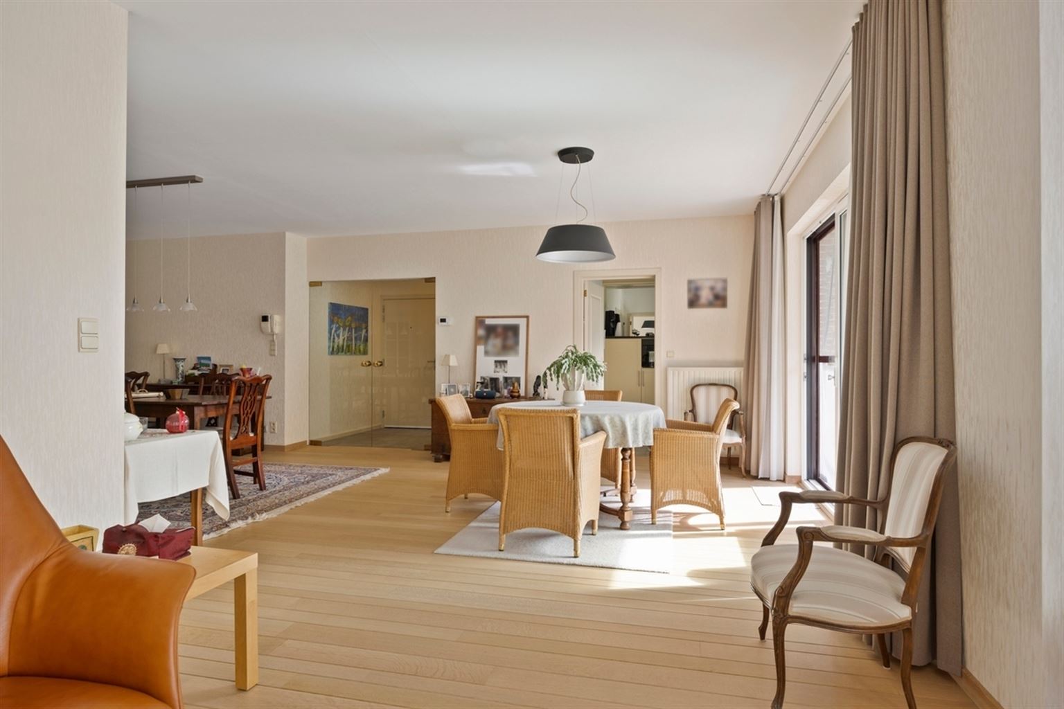 Uitzonderlijk ruim, gelijkvloers 2-slaapkamer appartement met terras en tuintje, zonnepanelen en inpandige garagebox gelegen vlakbij het centrum van Maaseik. - foto 5